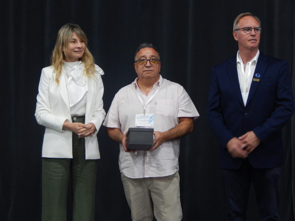 Hereñú entrega de obsequio