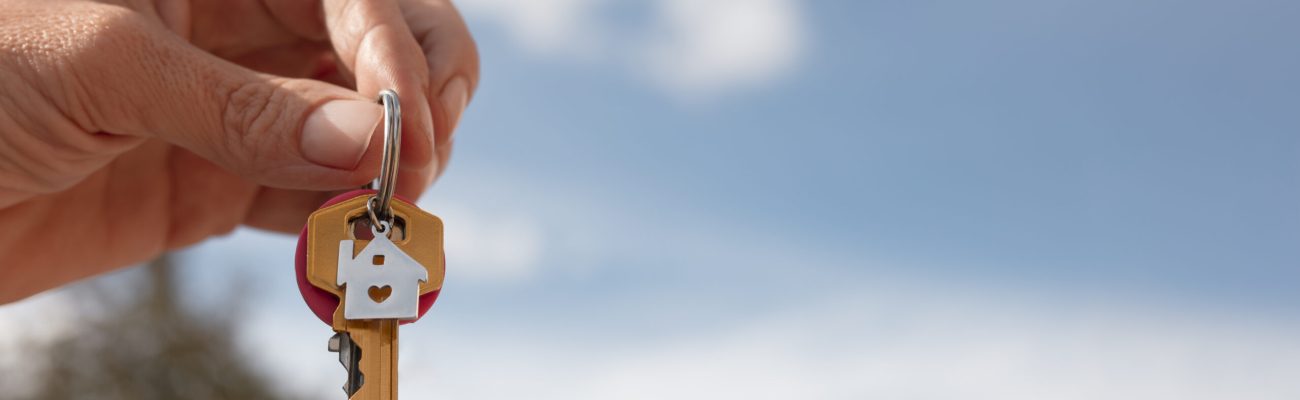 mantener-las-llaves-mano-al-aire-libre